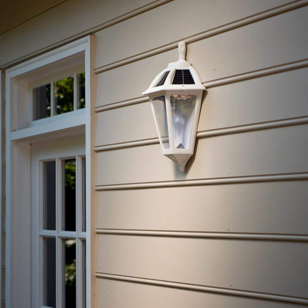 GAMA SONIC Polaris Sconce 1-Light White Outdoor Integrated LED Solar Wall Lantern Sconce with GS Solar Bulb